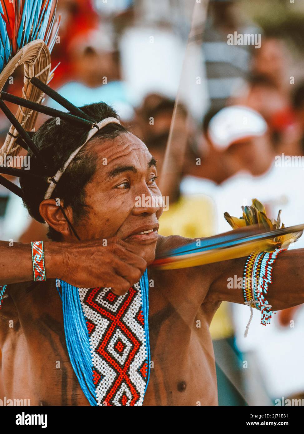 Homme indien d'une tribu amazonienne au Brésil, tiré avec l'arc et la flèche, portant des ornements et un headaddress de cocar. Jogos Indígenas 2007. Banque D'Images