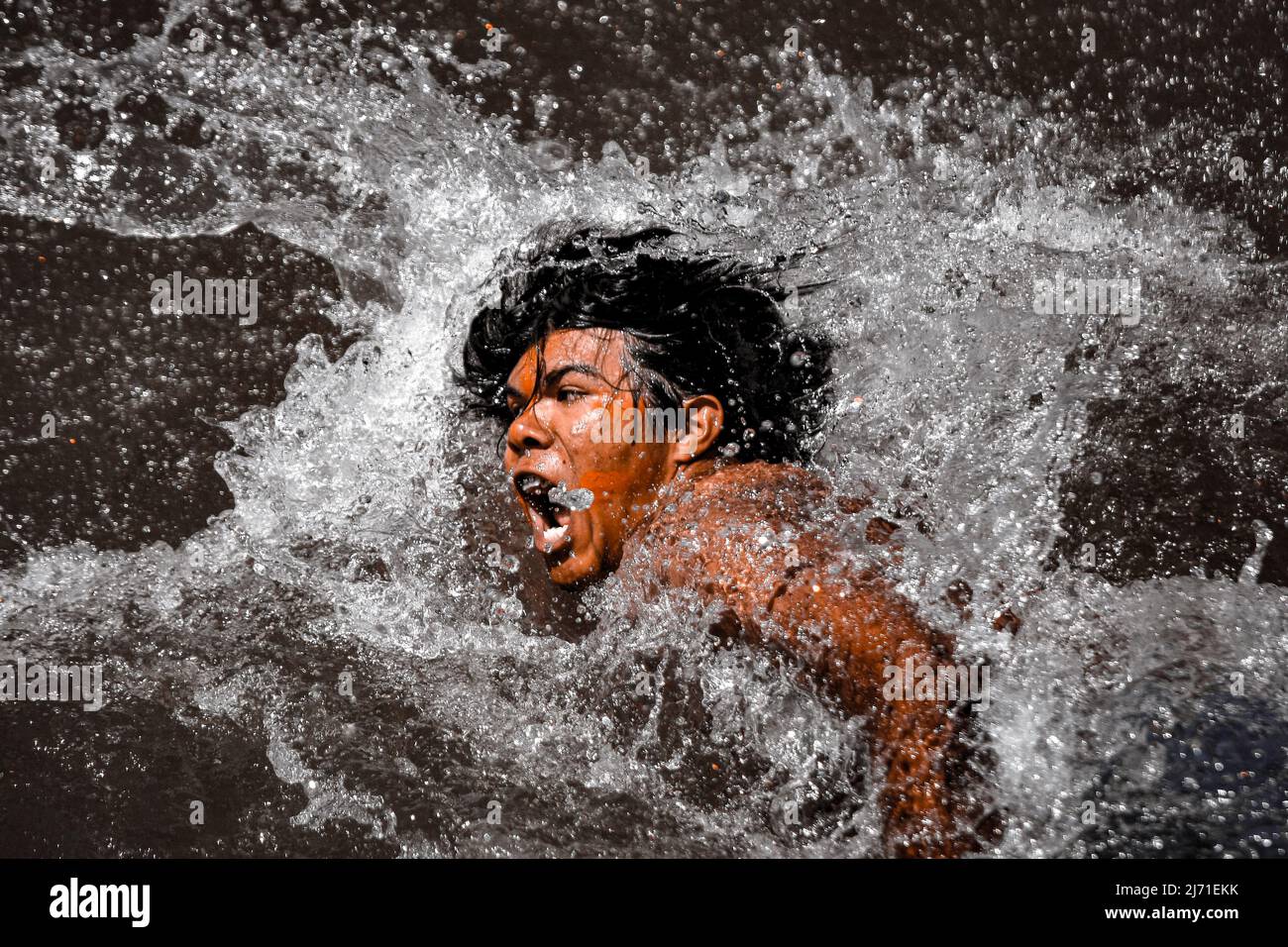 Jeune indien indigène d'une tribu amazonienne au Brésil, nageant pour le concours de jeux autochtones. Rivière Xingu, Amazone, Brésil. 2009. Banque D'Images