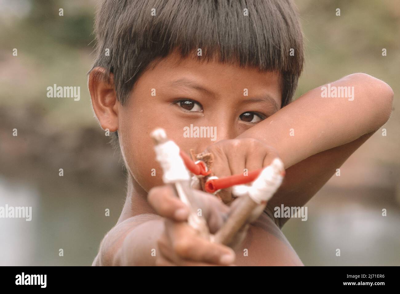 Un petit garçon de campagne sud-américain qui visse l'appareil photo. 2007. Banque D'Images