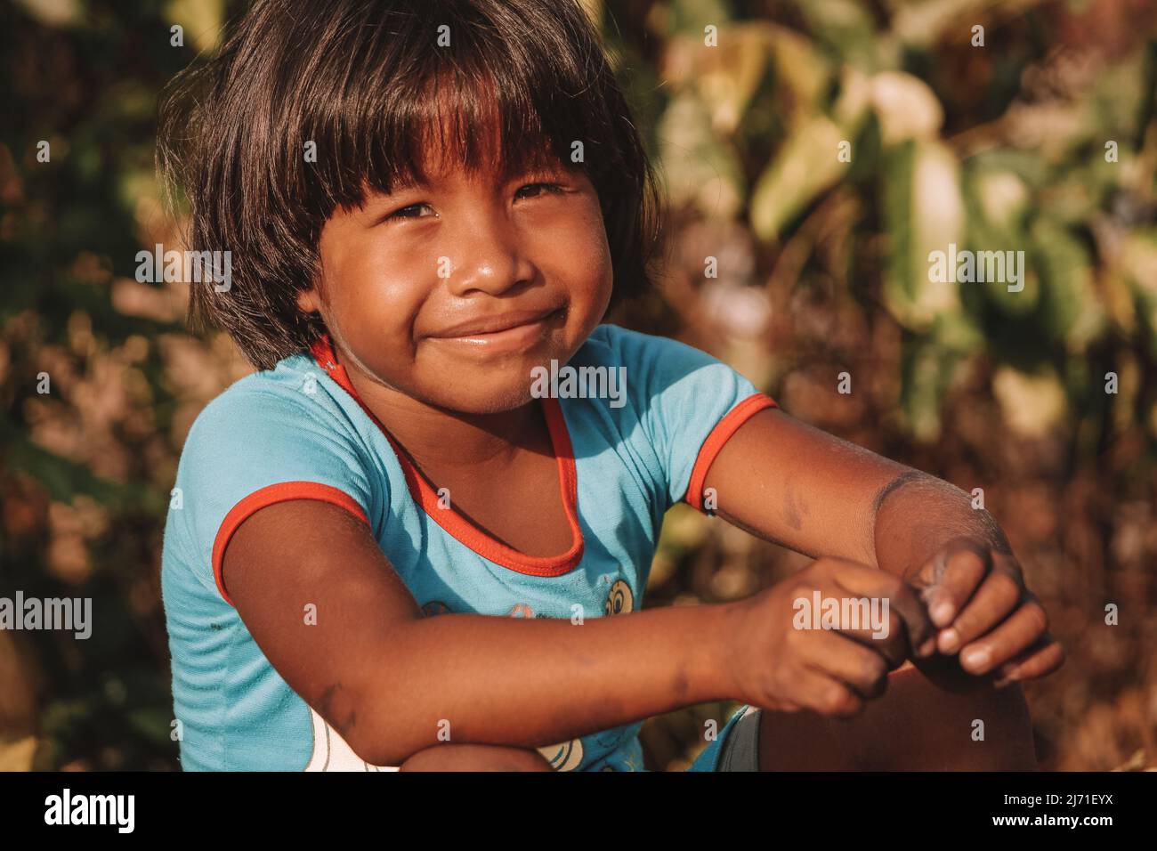Enfant indien de l'Amazonie brésilienne souriant Banque D'Images