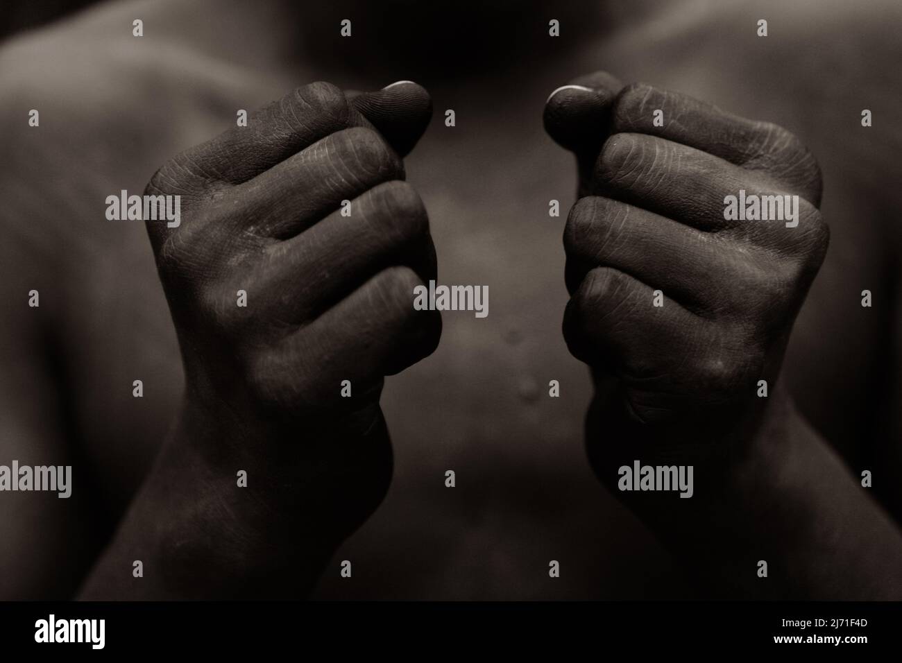 Personne noire tenant des poings sur sa poitrine montrant une résistance Banque D'Images