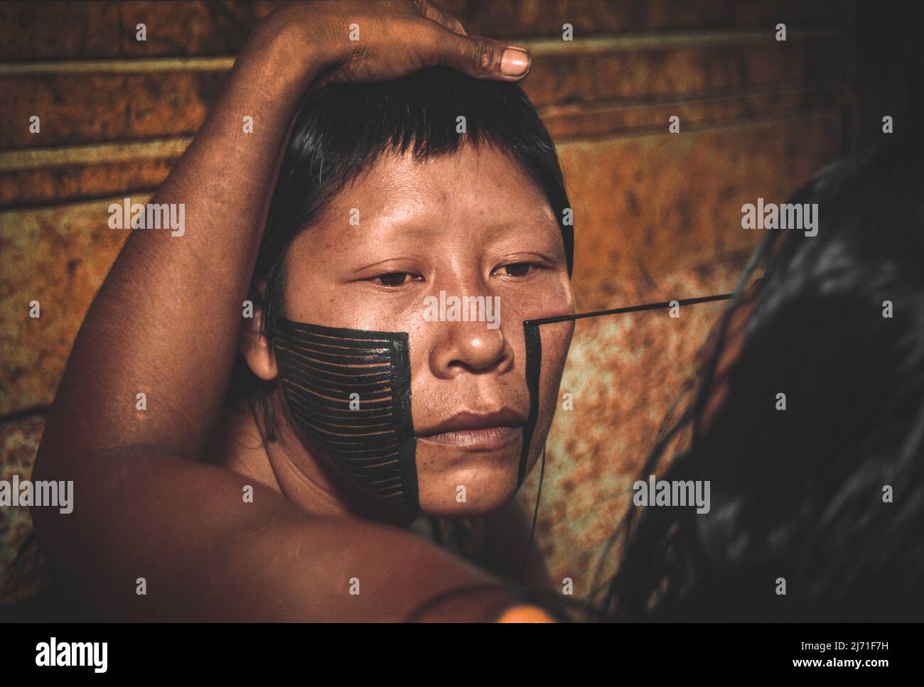 Femme indigène de la tribu Asurini, dont le visage est peint avec l'art tribal Índia Amazônica Brasileira. Rivière Xingu, Baixo Amazonas, Brésil. Banque D'Images