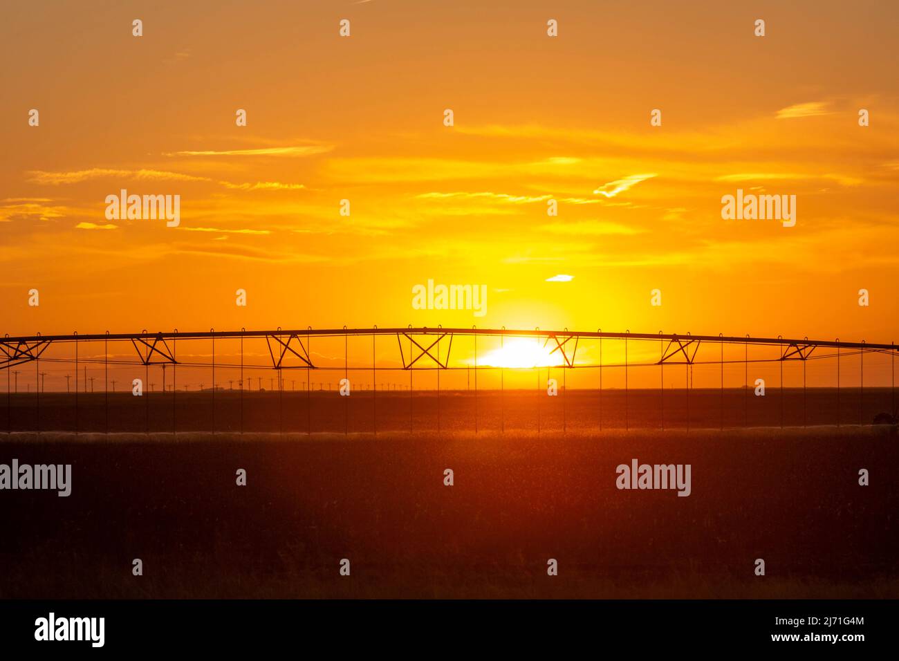 Turpin, Oklahoma - Centre de l'équipement d'irrigation à pivot au coucher du soleil sur une ferme dans le garde-manger de l'Oklahoma. Banque D'Images