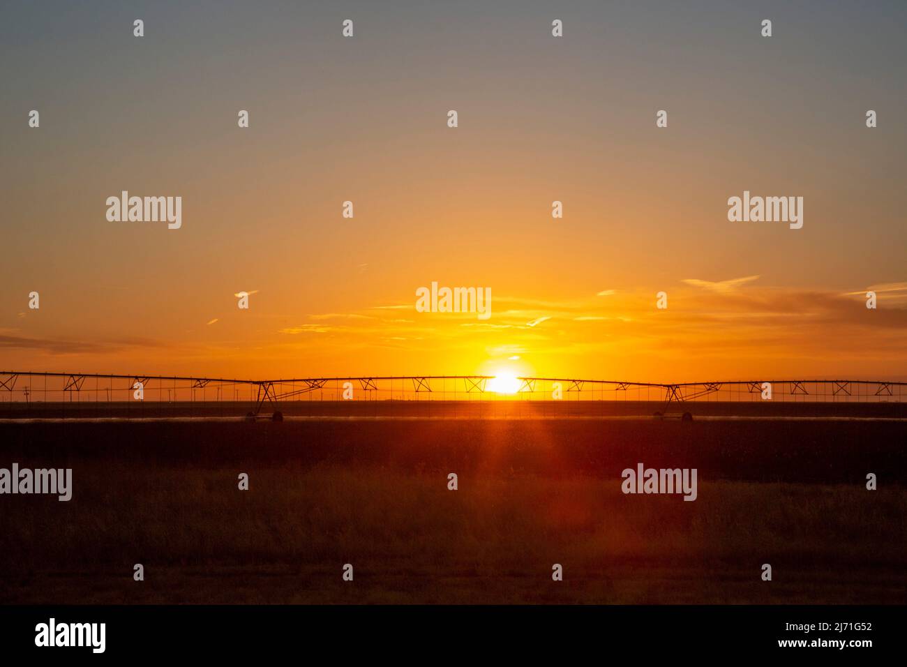 Turpin, Oklahoma - Centre de l'équipement d'irrigation à pivot au coucher du soleil sur une ferme dans le garde-manger de l'Oklahoma. Banque D'Images