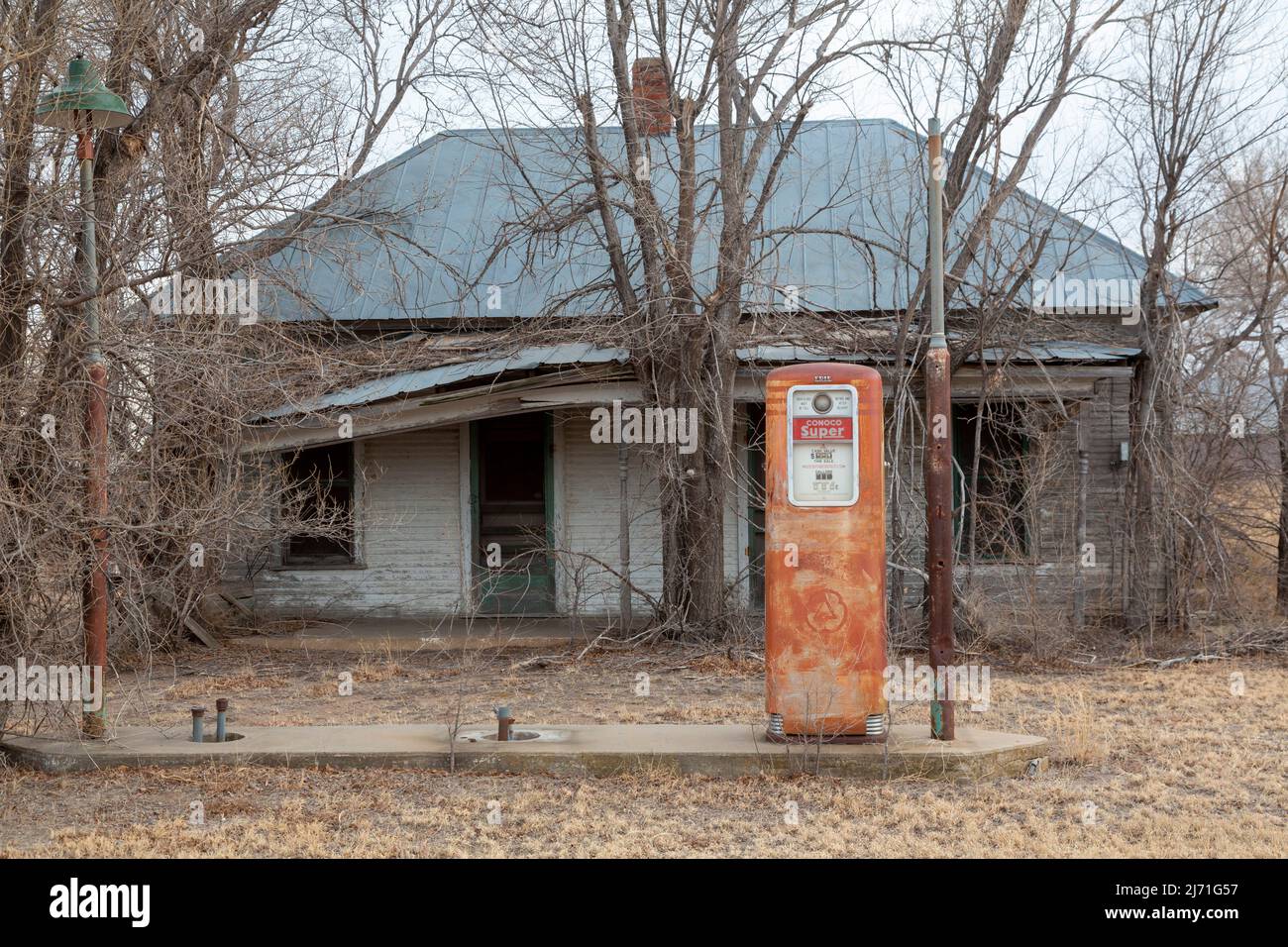 Gate, Oklahoma - une ancienne pompe à gaz à une station de remplissage Conoco abandonnée dans le manche de l'Oklahoma offre de l'essence à 35 cents le gallon. Banque D'Images