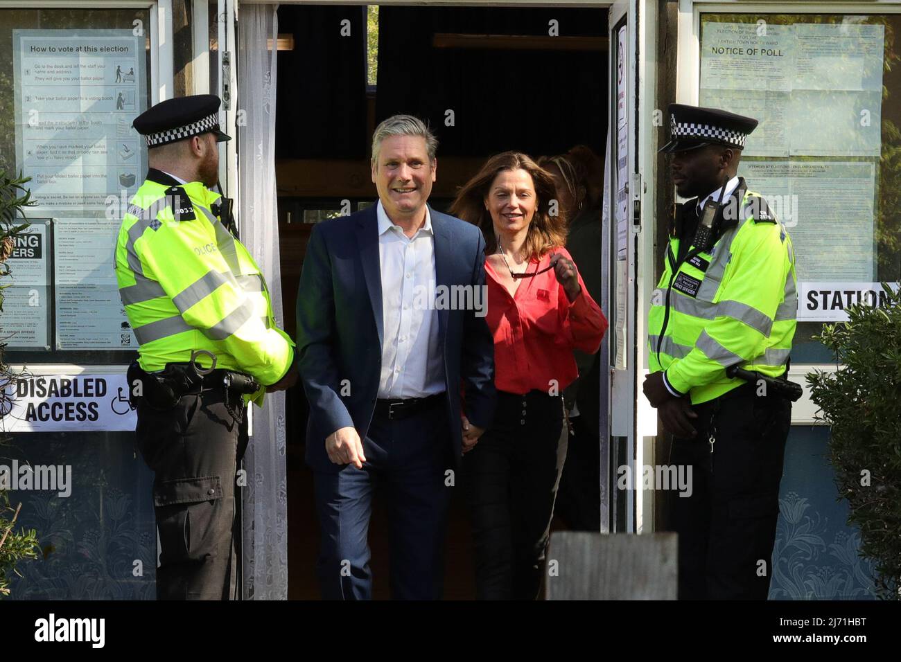 Londres, Royaume-Uni. 5th mai 2022. (220505) -- LONDRES, le 5 mai 2022 (Xinhua) -- le chef du Parti travailliste britannique Keir Starmer (2nd L) et son épouse Victoria Starmer quittent un bureau de vote après avoir voté aux élections locales à Londres, en Grande-Bretagne, le 5 mai 2022. Les bureaux de vote de toute la Grande-Bretagne ont ouvert leurs portes au début de jeudi alors que les électeurs se sont rendus aux élections locales. (Photo de Tim Ireland/Xinhua) Credit: Xinhua/Alay Live News Banque D'Images