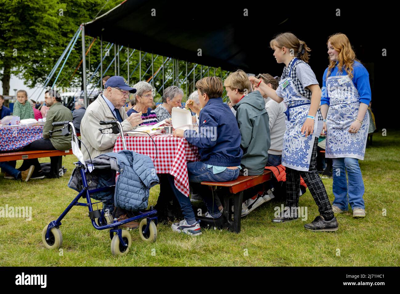 2022-05-05 12:34:16 DEN B.S. - les visiteurs apprécient le repas de la liberté avant que le feu de libération soit allumé au Festival de libération Brabant. Allumer le feu de liberté est le signal de départ de toutes les activités de la Journée de libération. ANP ROBIN VAN LONKHUIJSEN pays-bas sortie - belgique sortie Banque D'Images