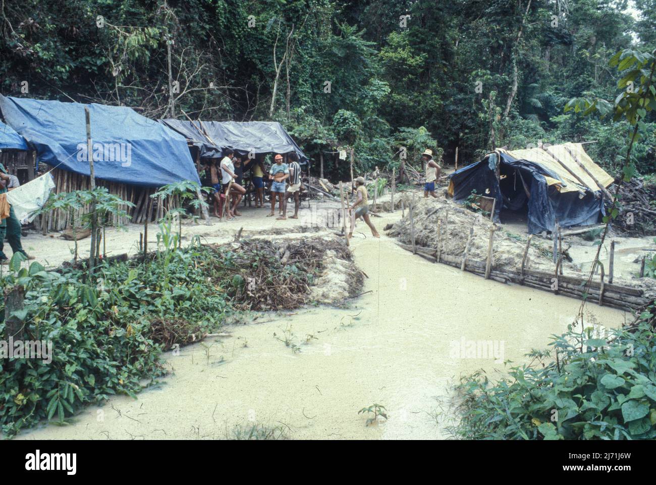 Extraction d'or ilegal sur les terres de Yanomami, près d'Itaituba, Amazone, Etat de Pará, Brésil. Garimpo da Fofoca, Fofoca do Cavalo River, 2005. Banque D'Images