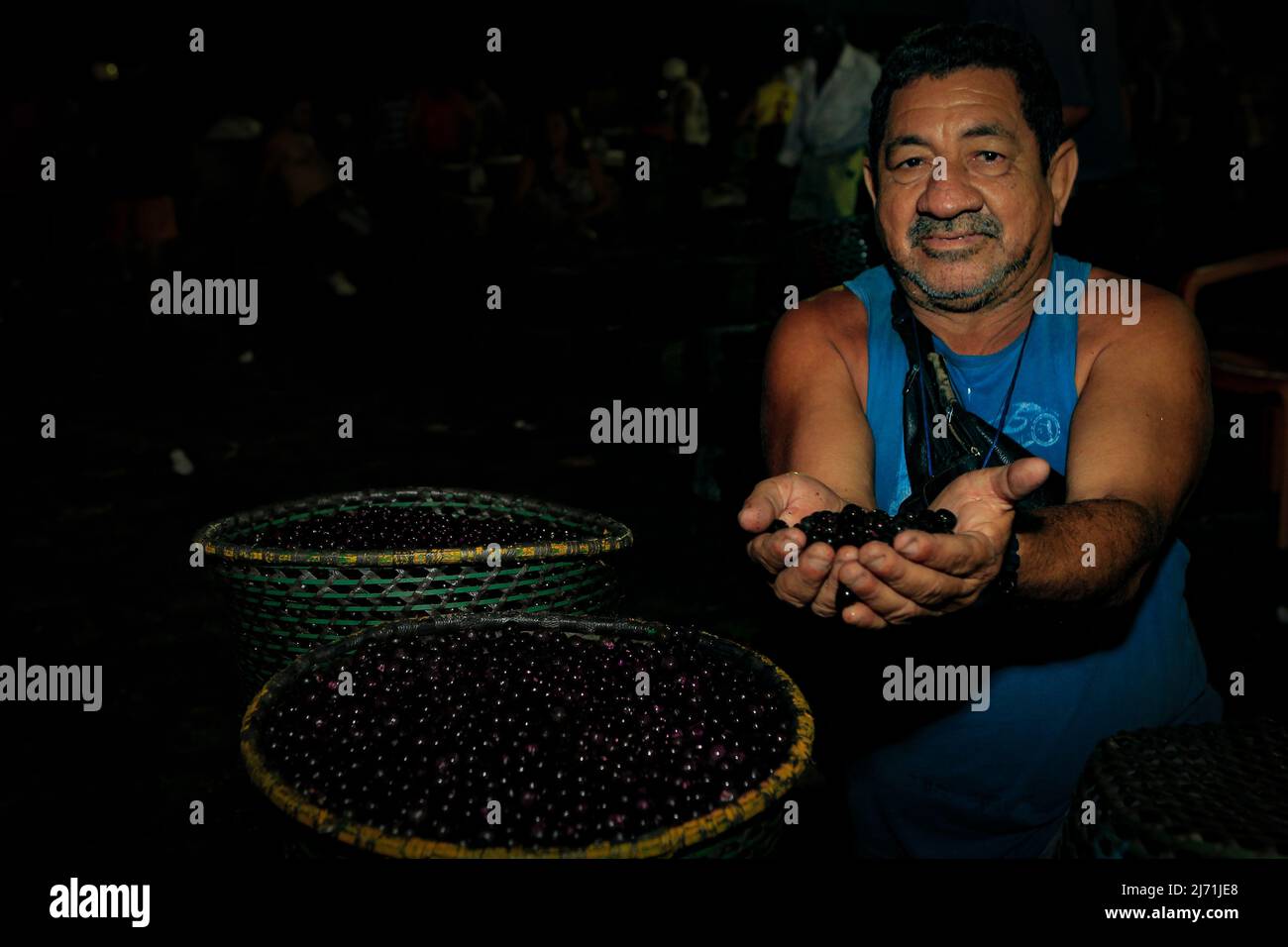 Vendeur vendant açaí au marché de rue Ver-o-Peso à Belém do Pará, Amazon, Brésil. 2014. Banque D'Images