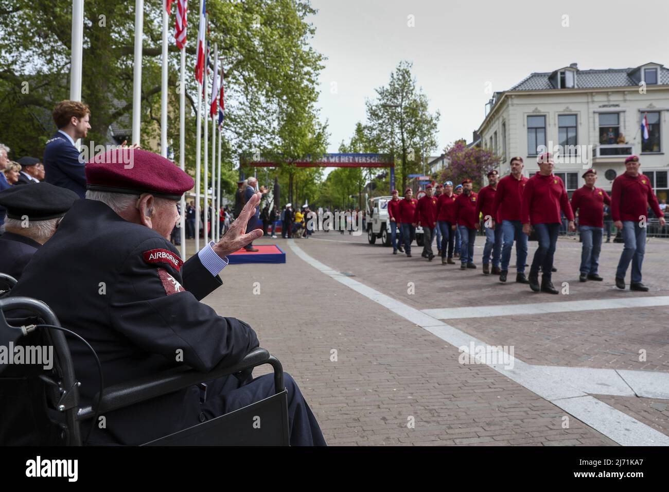 2022-05-05 13:06:17 WAGENINGEN - le vétéran britannique de 103 ans WW2 Ray Whitwell fait des vagues pour passer les anciens combattants et les héritiers militaires pendant le défilé annuel de libération à Wageningen comme un hommage aux libérateurs. Le jour de la libération a été célébré comme d'habitude après deux années de corona. ANP VINCENT JANNINK pays-bas sortie - belgique sortie Banque D'Images