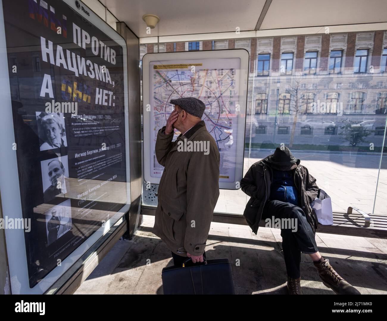 Un homme regarde une affiche avec des photos de l'écrivain suédois Astrid Lindgren, du réalisateur Ingmar Bergman, du fondateur d'IKEA Ingvar Kamprad, et le message "nous sommes contre le nazisme, ils ne sont pas" à un arrêt de bus à Moscou, Russie le 5 mai 2022. PHOTOGRAPHE REUTERS/REUTERS Banque D'Images