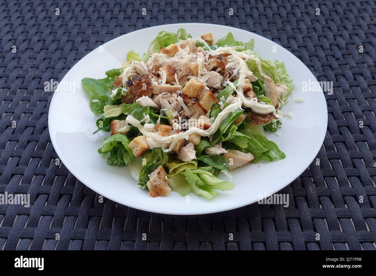 Salade Caesars avec laitue grillée mayonnaise croûtons et fromage râpé. Banque D'Images
