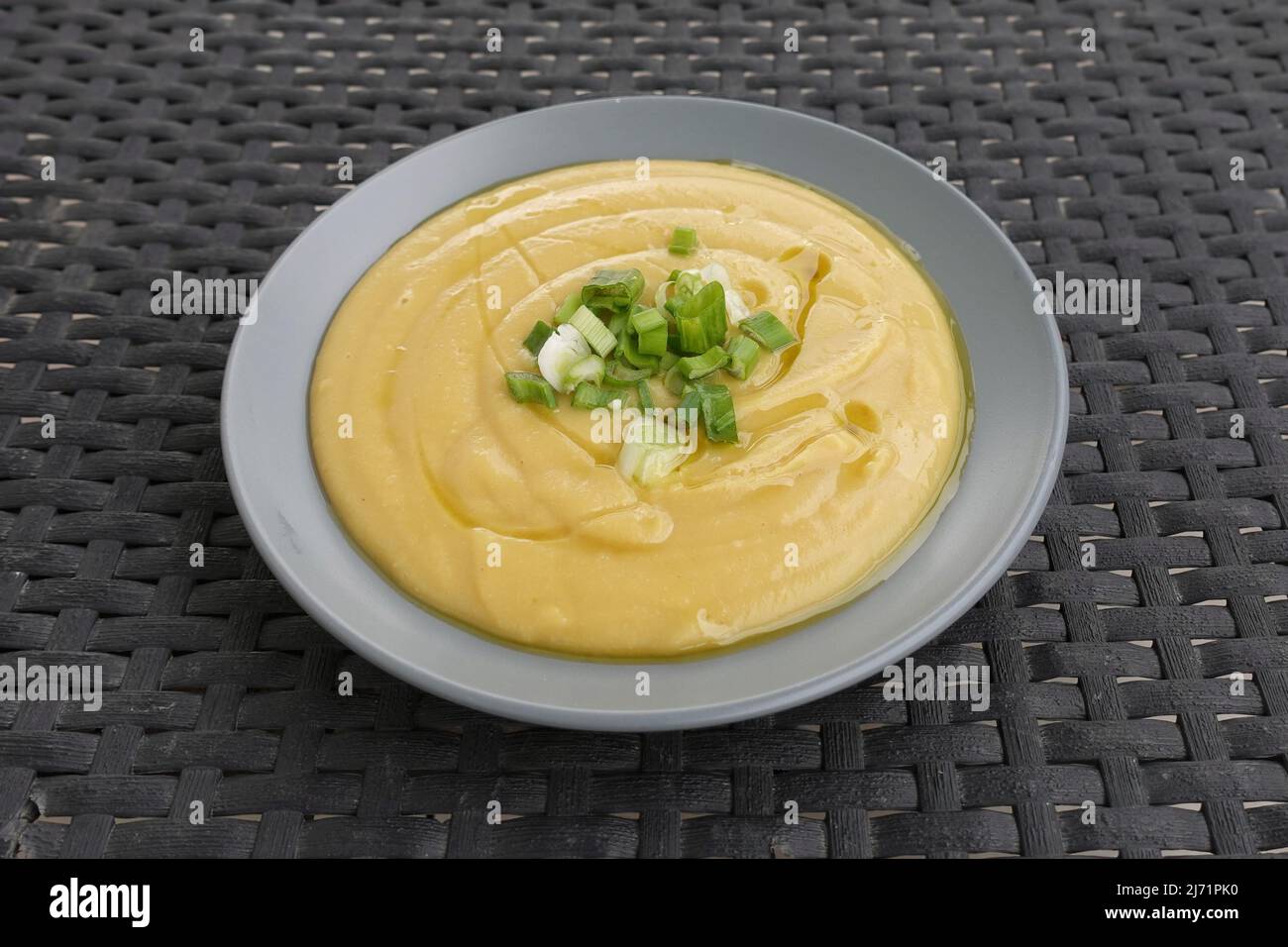 Purée de petits pois jaunes avec huile d'olive et oignons verts. Fava cuisine grecque. Banque D'Images