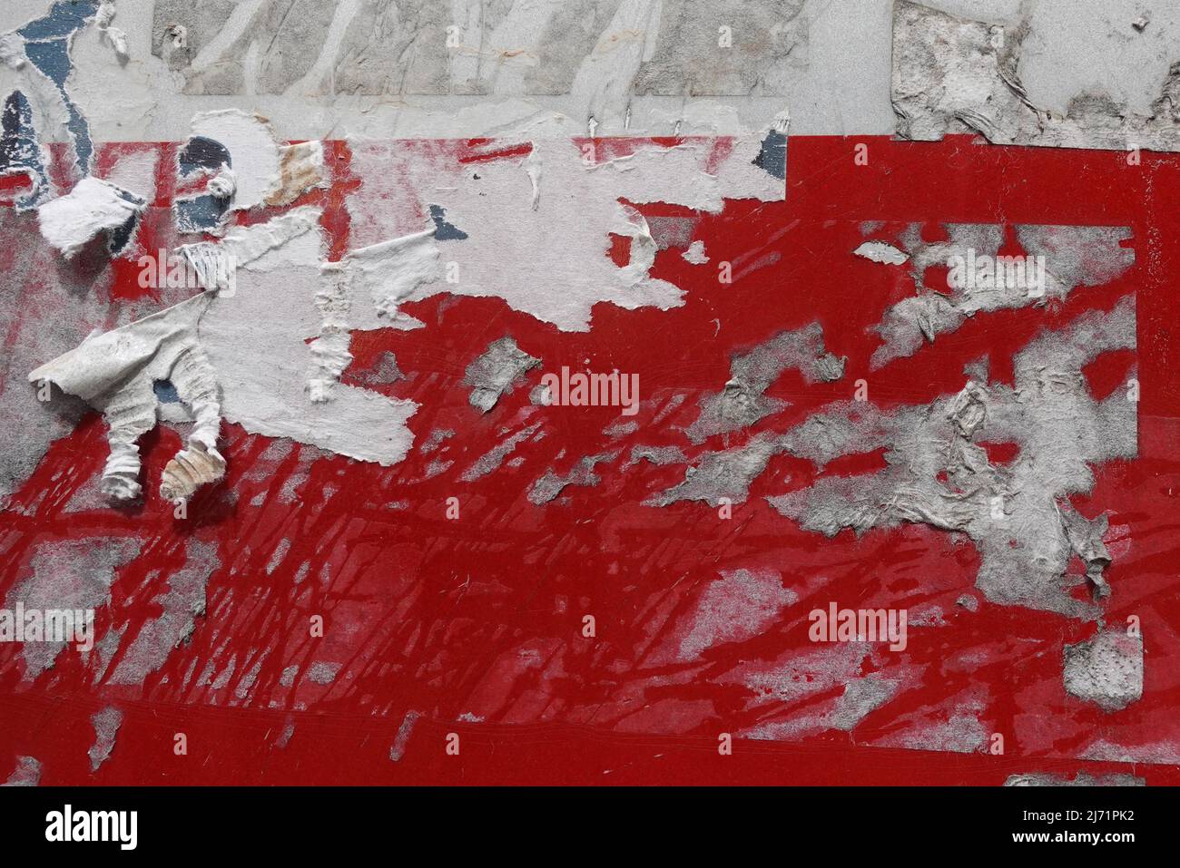 Des autocollants en papier déchirés et des taches sur le fond abîmé. Banque D'Images