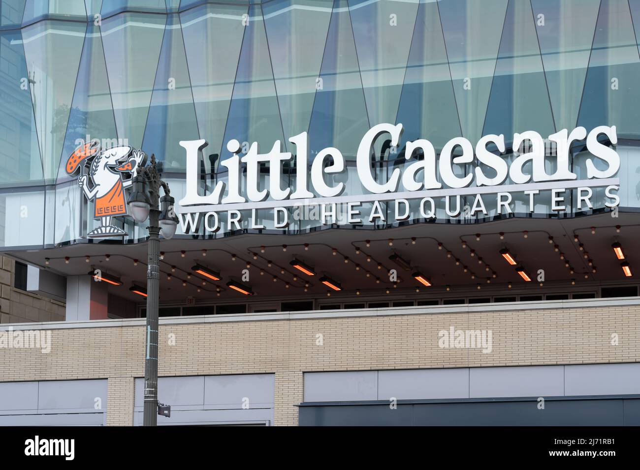 Detroit, Michigan, États-Unis - 26 décembre 2021 : signature du siège social mondial de Little Caesar à Detroit, Michigan, États-Unis. Banque D'Images