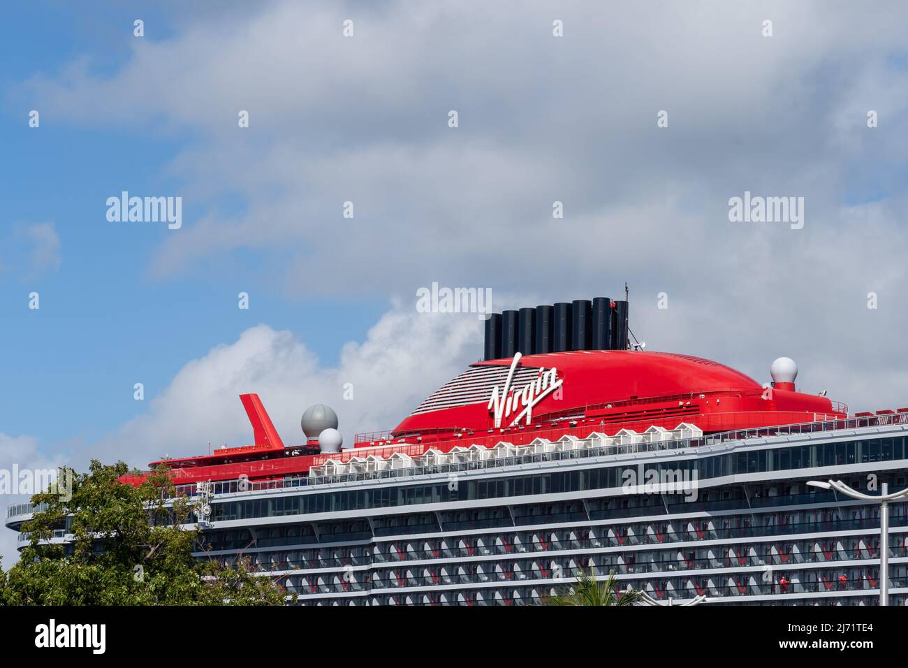 Miami, Floride, États-Unis - 2 janvier 2022 : le bateau de croisière Virgin est vu au terminal de Miami, Floride, États-Unis. Virgin Voyages est une ligne de croisière. Banque D'Images