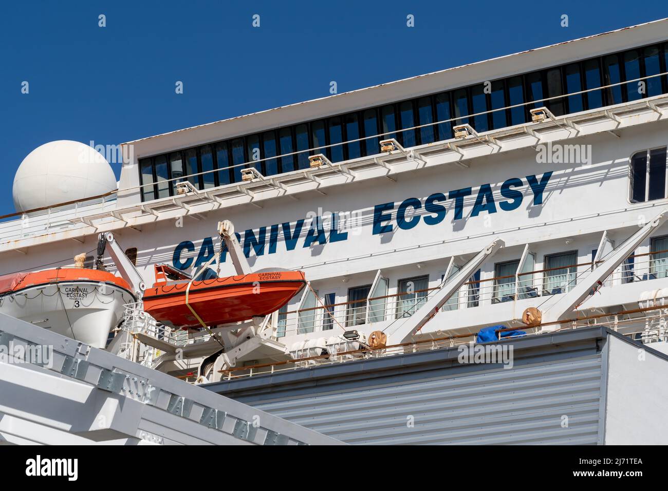 Miami, FL, USA - 2 janvier 2022 : le panneau du navire de croisière Carnival Ecstasy est affiché au terminal de Miami, Floride, Etats-Unis. Banque D'Images