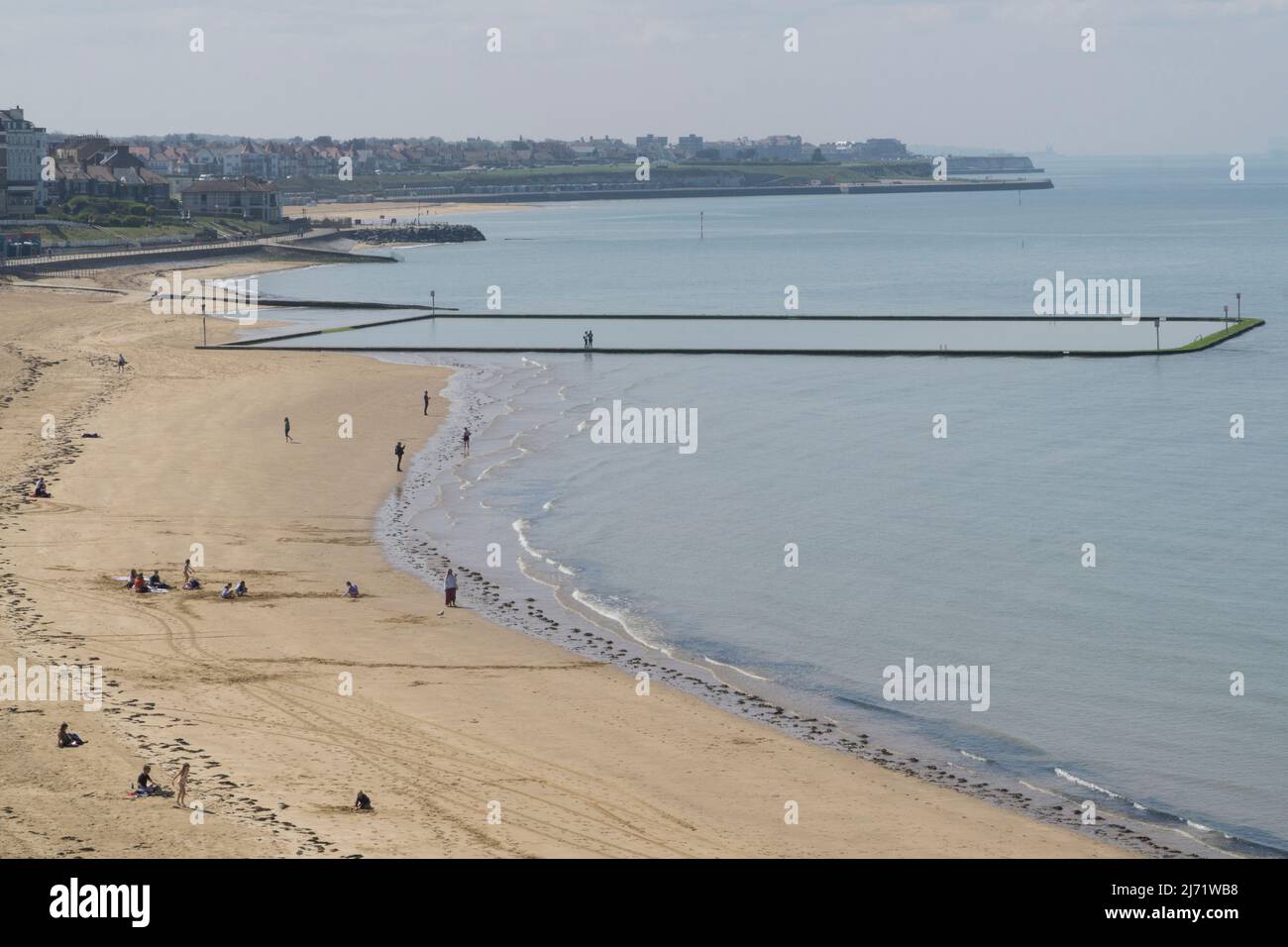 Météo au Royaume-Uni, Margate, Kent: Un sort chaud a commencé et la plage et le Lido d'eau salée à Margate sont prêts pour les visiteurs, avec des températures prévues pour atteindre 20c demain. Le soleil, le ciel bleu clair et l'eau calme attirent déjà des gens de tous âges à la plage. Anna Watson/Alay Live News Banque D'Images