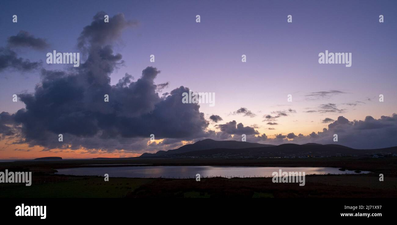 Vue panoramique sur les nuages au coucher du soleil, Keel, île d'Achill, Irlande Banque D'Images