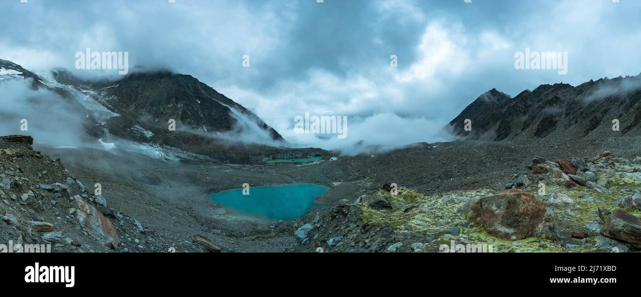 Grueebugletscher mit Gletschersee und Wolken, Kanton Wallis, Suisse Banque D'Images