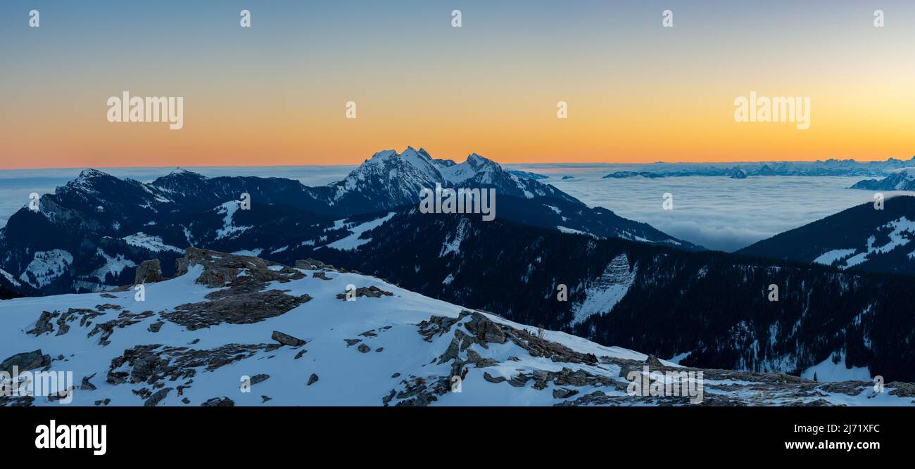 Vue de Rickhubel près de Glaubenberg vers Pilatus avec atmosphère matinale, canton d'Obwalden, Suisse Banque D'Images