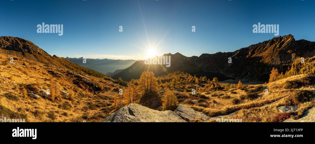 Sonnenaufgang ueber der Alpe Alzasca mit dem Lago dAlzasca im Herbst, Kanton Tessin, Schweiz Banque D'Images