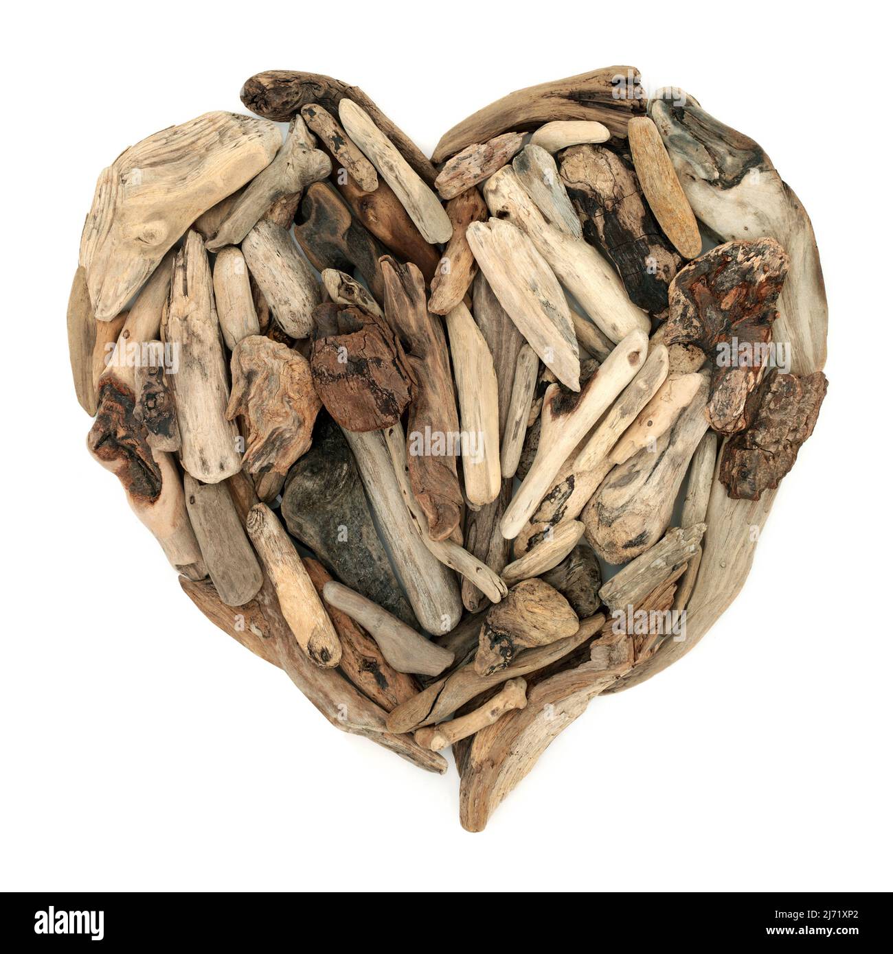 Composition de sculptures rustiques en bois flotté en forme de coeur sur fond blanc. Symbole romantique naturel. Vue de dessus, plan d'appartement. Banque D'Images Composition de sculptures rustiques en bois flotté en forme de coeur sur fond blanc. Symbole romantique naturel. Vue de dessus, plan d'appartement. Banque D'Images