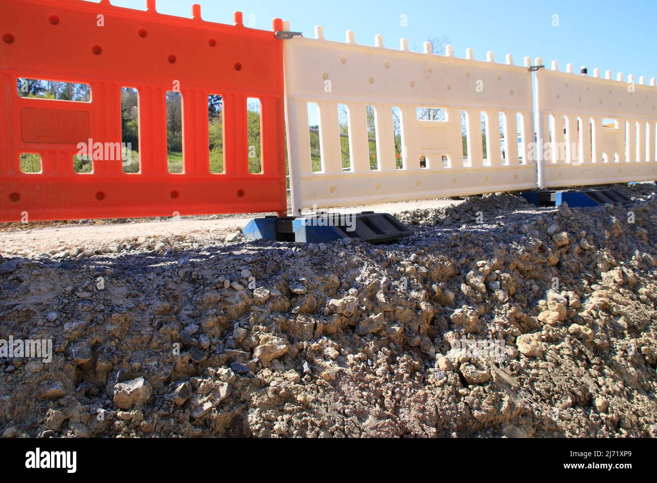 Le site de construction est sécurisé avec un matériau barrière Banque D'Images