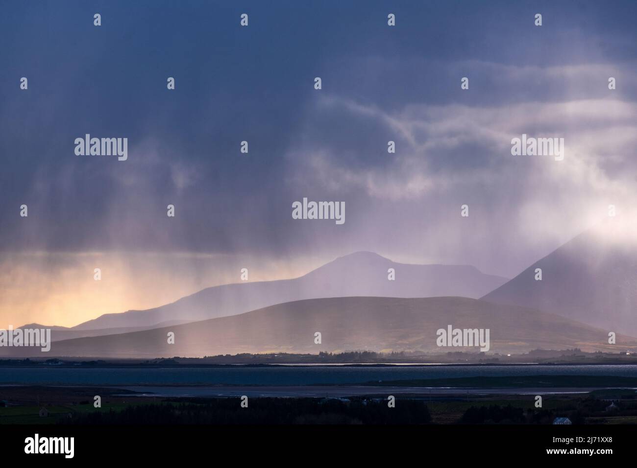 Passage de pluies torrentielles au large de l'île d'Achill, comté de Mayo, Irlande Banque D'Images
