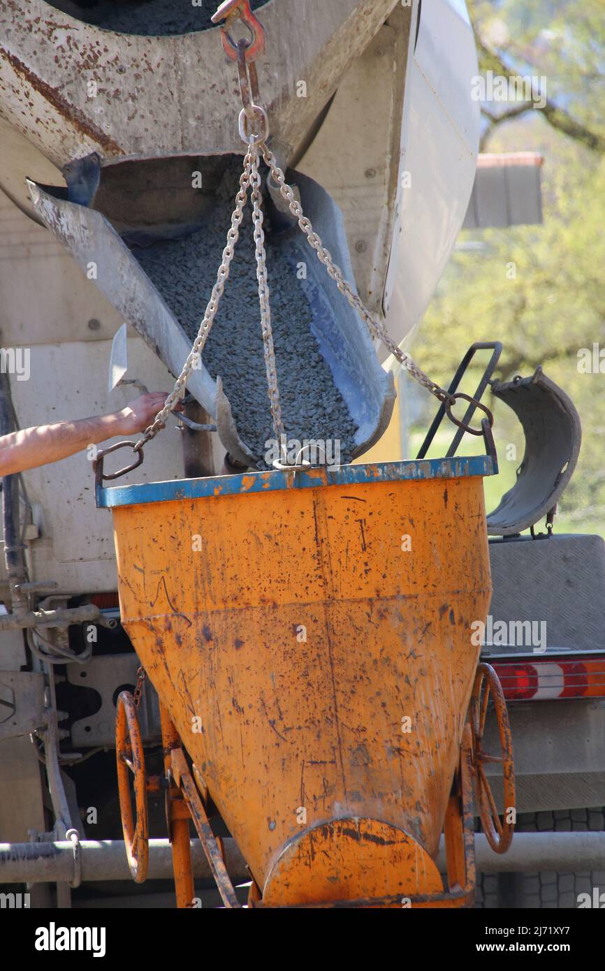 Remplir une fondation de béton à travers un silo Banque D'Images