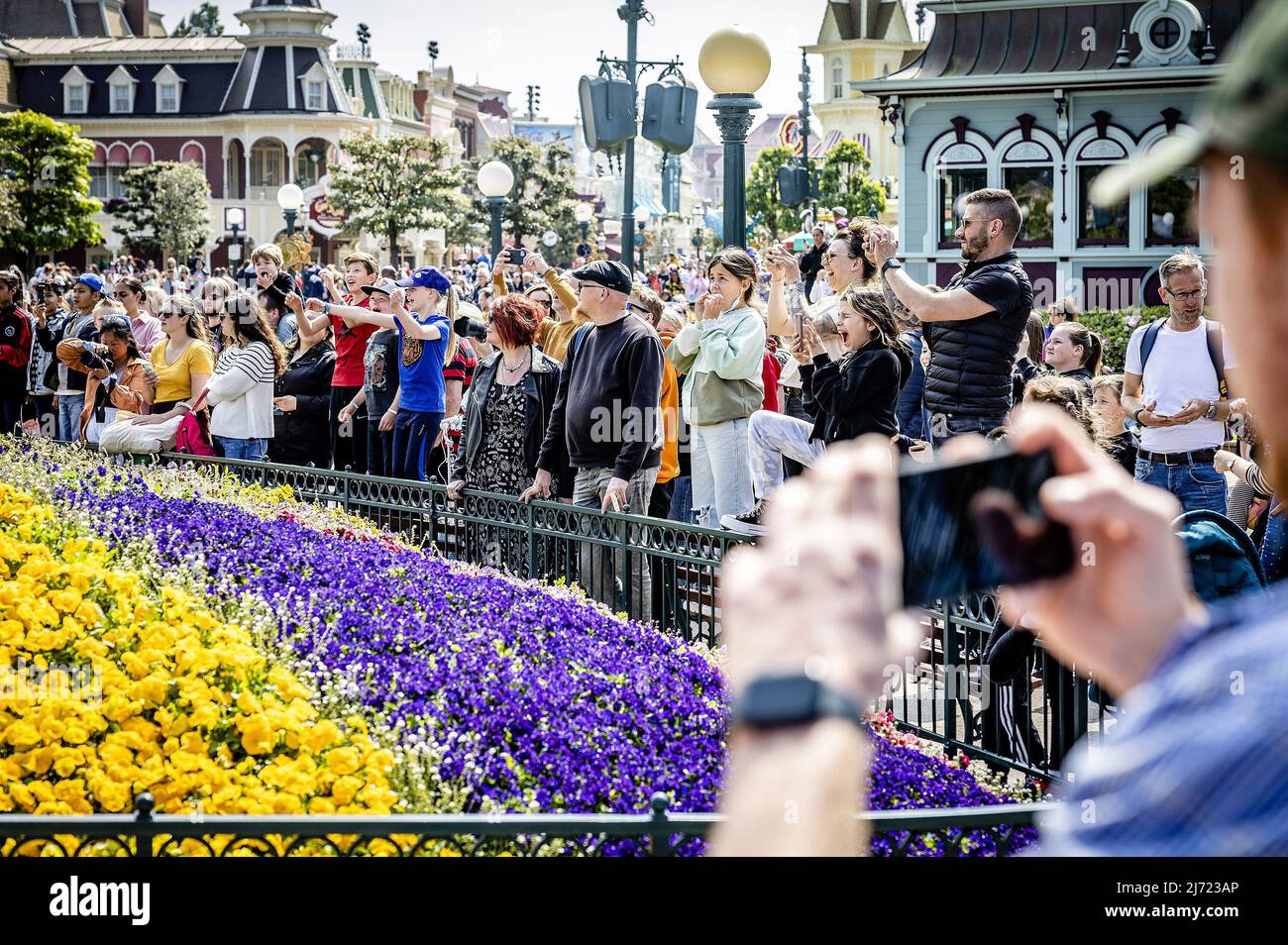 2022-05-03 12:28:06 03-05-2022, Paris - beaucoup de Hollandais sont en vacances à Disneyland Paris en France. La foule à Disneyland Paris pendant les vacances de mai. Photo: ANP / Hollandse Hoogte / Jeffrey Groeneweg pays-bas sortie - belgique sortie Banque D'Images