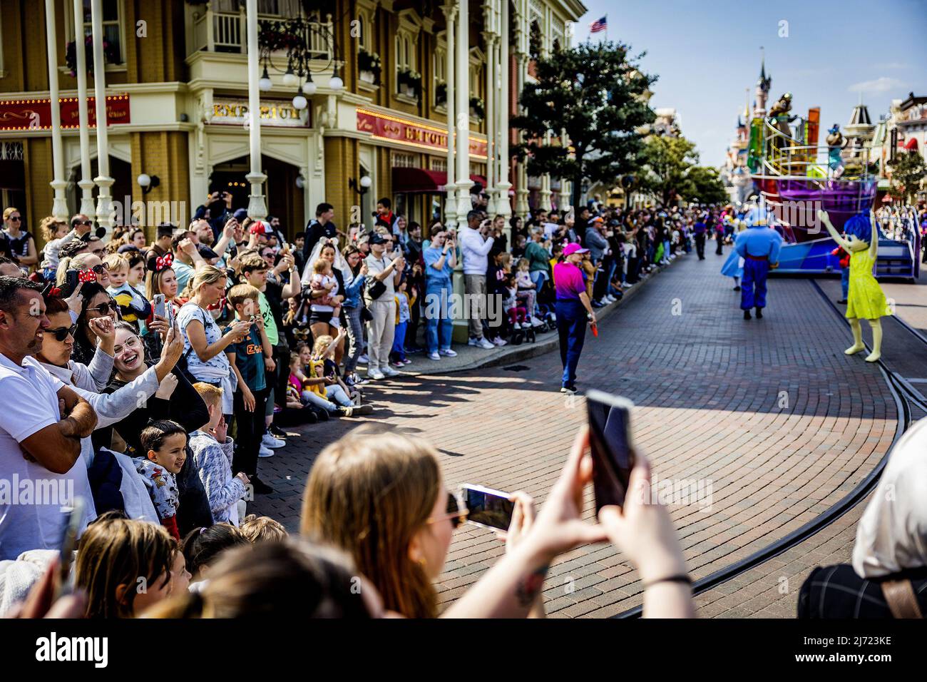 2022-05-03 16:02:09 03-05-2022, Paris - beaucoup de Hollandais sont en vacances à Disneyland Paris en France. La foule à Disneyland Paris pendant les vacances de mai. Photo: ANP / Hollandse Hoogte / Jeffrey Groeneweg pays-bas sortie - belgique sortie Banque D'Images