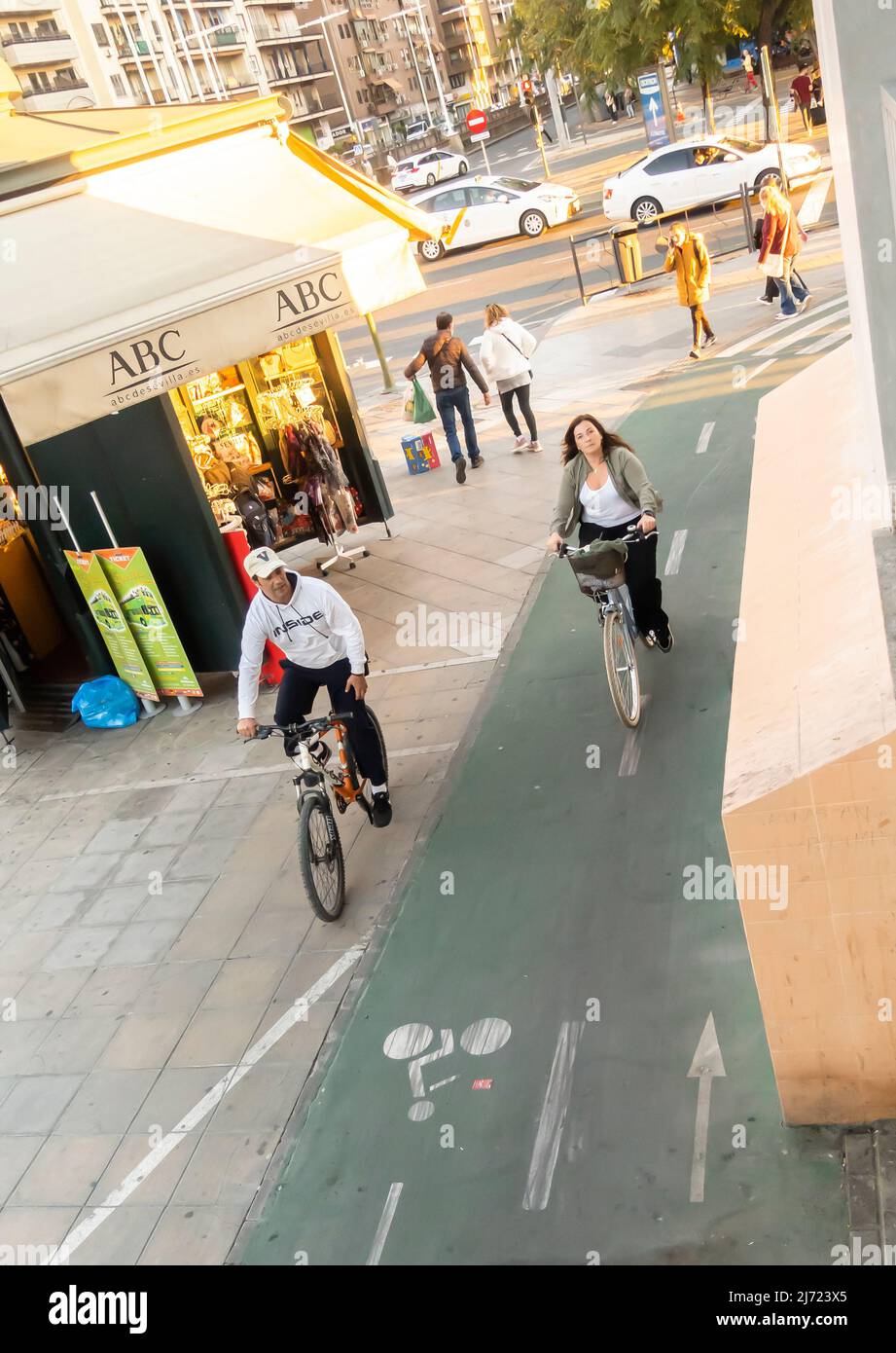 Personnes sur la voie du vélo avec des marques de route à vélo à Séville, Espagne Banque D'Images