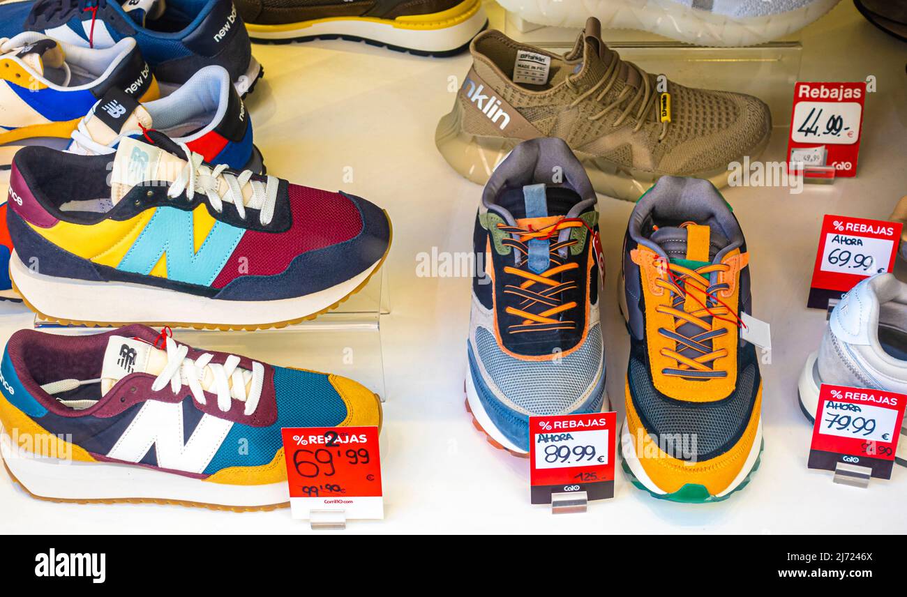 Magasin de chaussures Calo - de sport exposées avec des étiquettes de prix. Séville, Espagne Photo Stock - Alamy