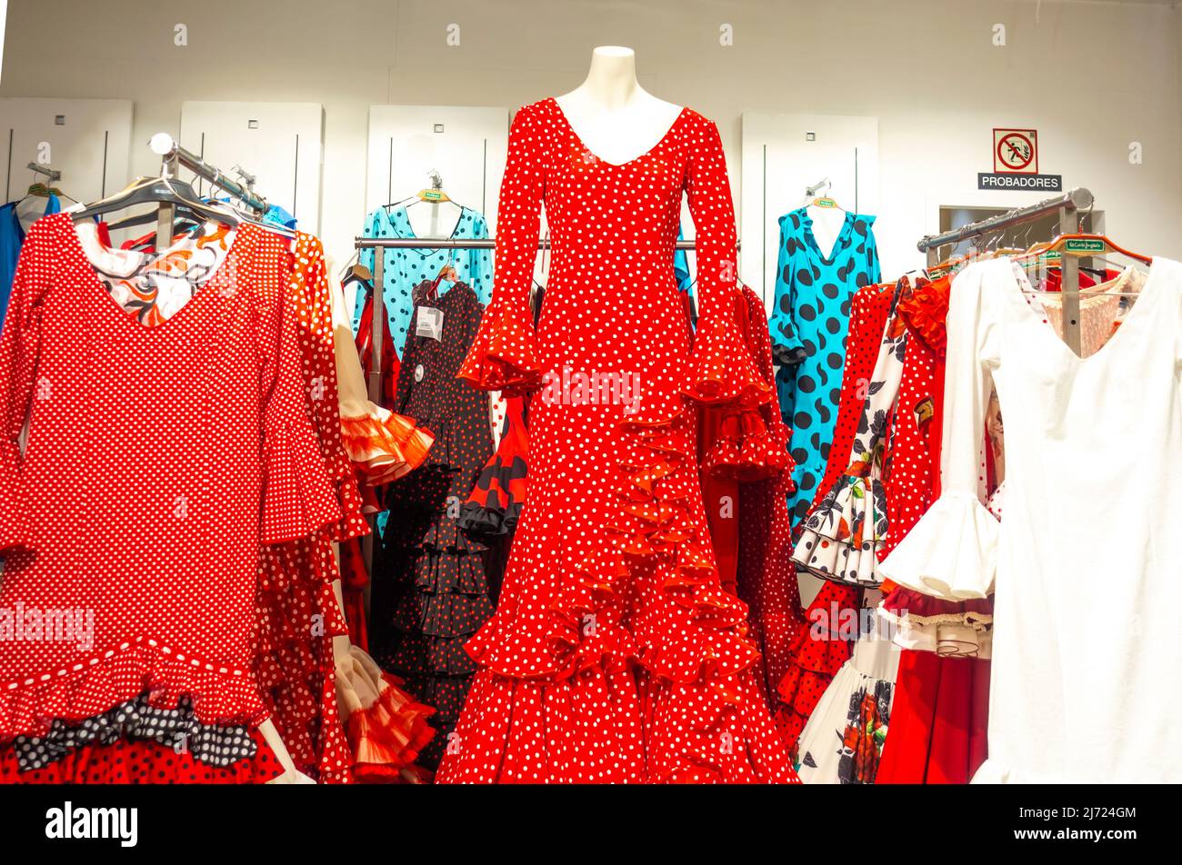 Artesania Maria Paz traditionnel espagnol robes andalouse vêtements pour femmes en vente dans le grand magasin de Séville, Andalousie, Espagne Banque D'Images