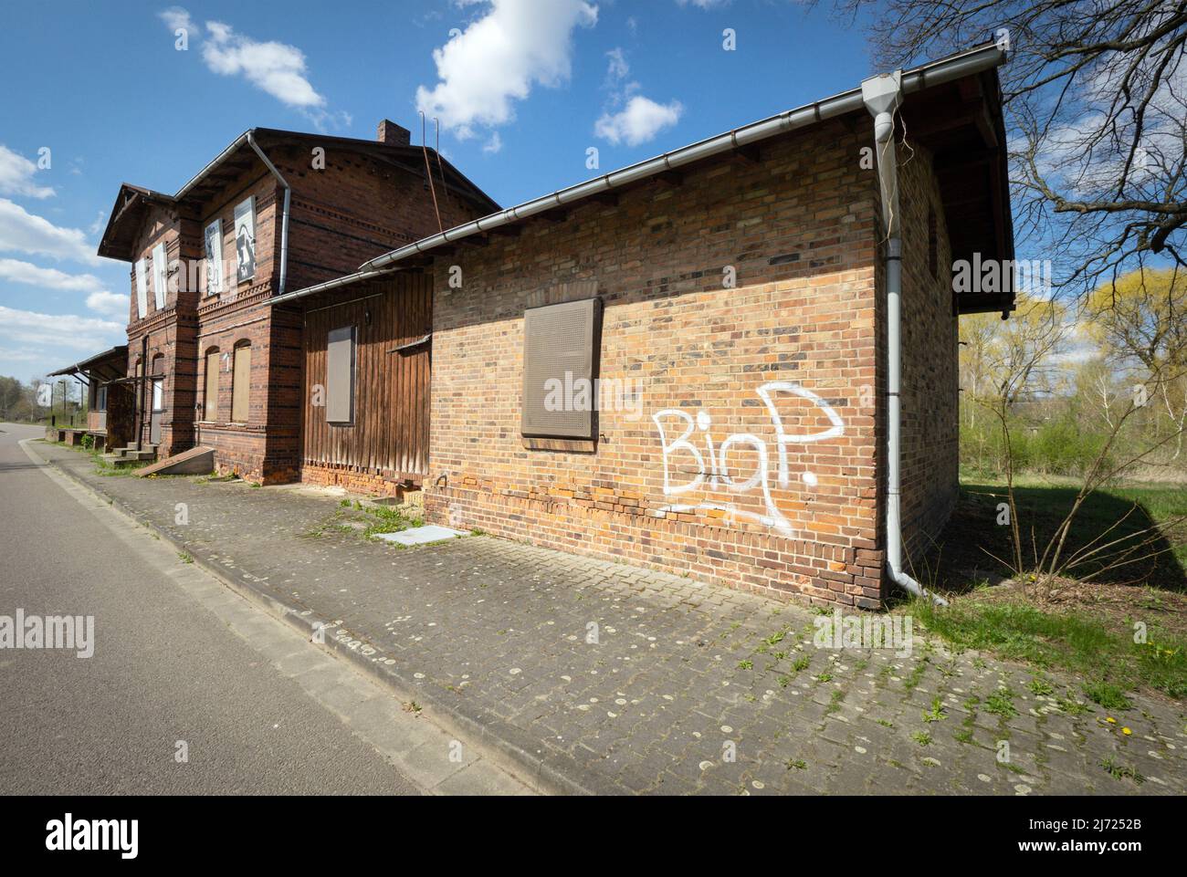 23 avril 2022, Brandebourg, Schlieben : le bâtiment de la station vide avec hangar de fret. Les rails ont déjà été démontés. Photo: Soeren Stache/dpa Banque D'Images