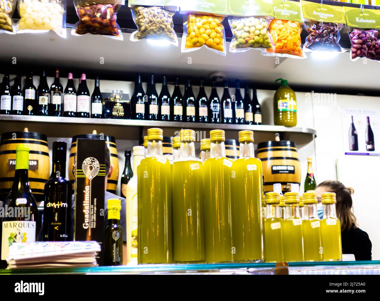 Bouteille d'huile d'olive exposée à l'intérieur du Mercado de Triana, Séville, Andalousie, Espagne Banque D'Images