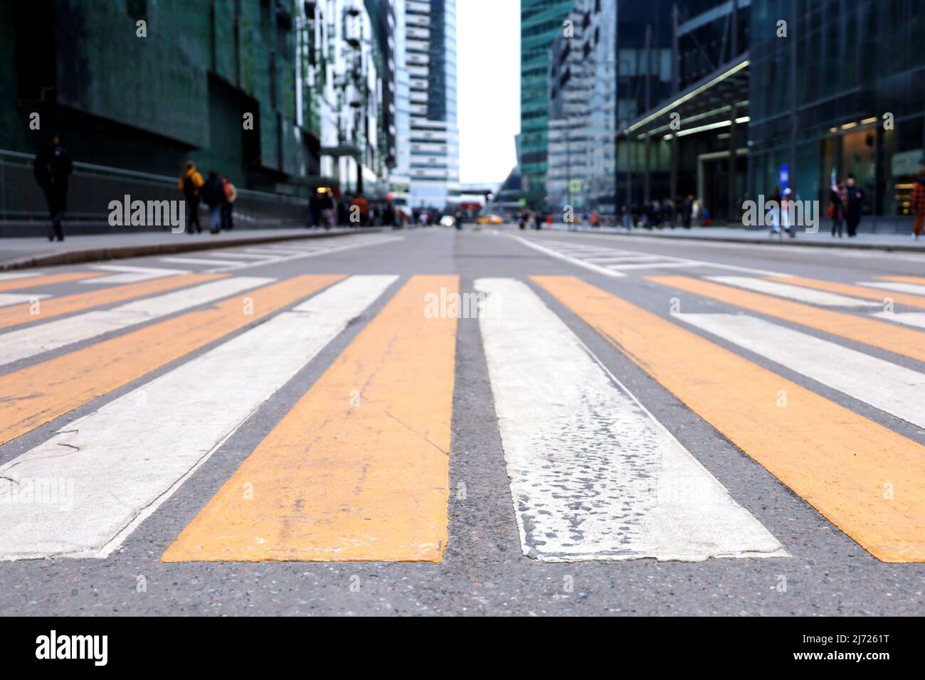 Passage de côté vide dans une ville, vue imprenable sur le centre d'affaires. Des gens dans une rue et des gratte-ciels dans la ville de Moscou Banque D'Images