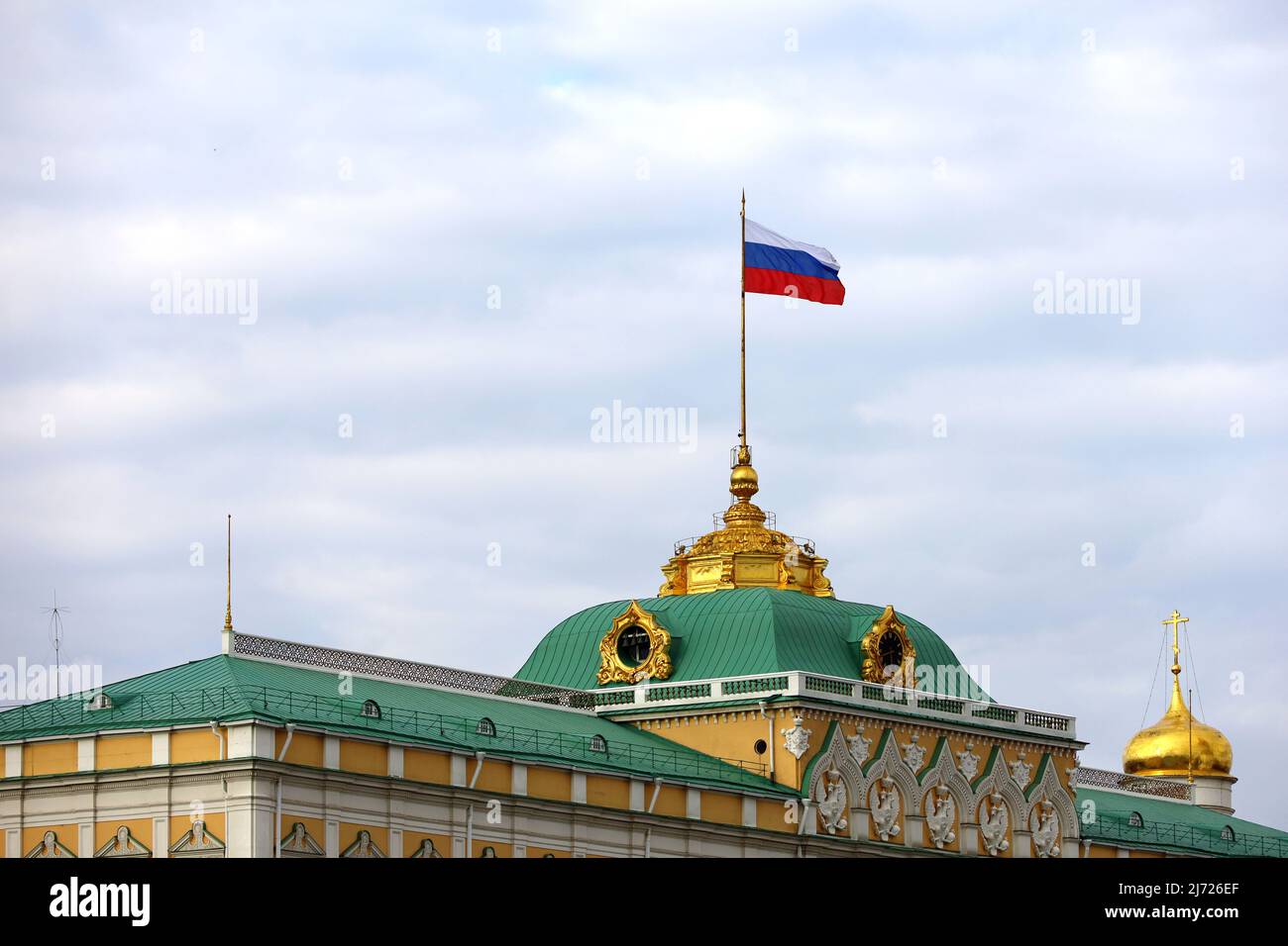 Grand palais du Kremlin avec drapeau russe sur fond de ciel bleu avec des nuages blancs Banque D'Images