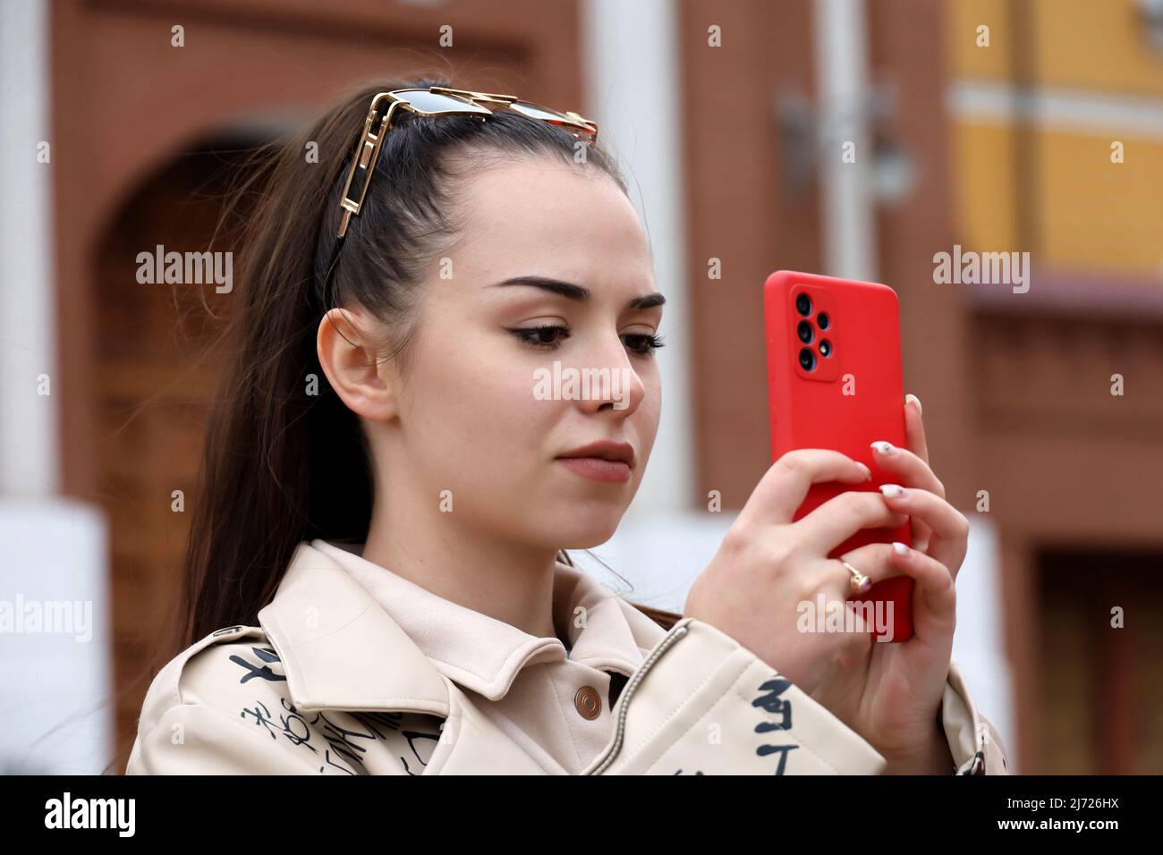 Jolie fille prenant des photos sur smartphone, touriste sur Red Square Banque D'Images