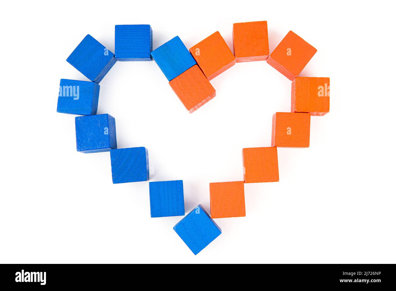 Symbole coeur en blocs de bois rouges et bleus sur fond blanc. Concept de création de relations créatives. Banque D'Images
