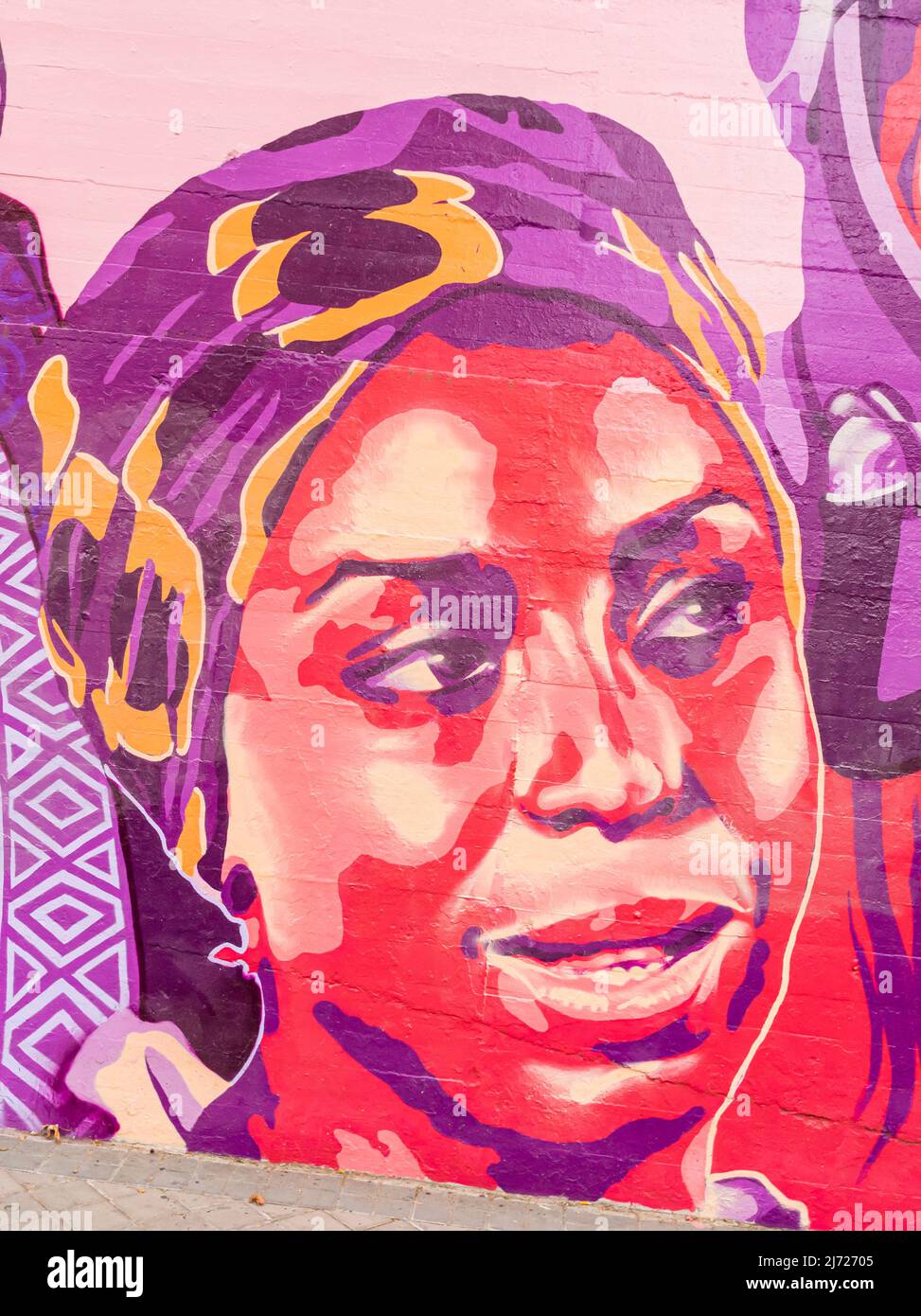 Fresque de l'écrivain nigérian Chimamanda Ngozi Adicihie, la fresque féministe Concepcion la unión hace la fuerza, sur le mur à Madrid, Espagne Banque D'Images