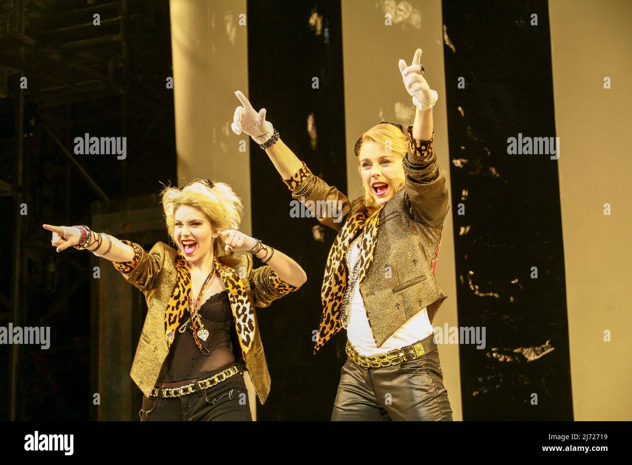 l-r: Emma Williams (Susan), Kelly Price (Roberta Glass) en QUÊTE DÉSESPÉRÉE DE SUSAN au Théâtre Novello, Londres WC2 15/11/2007 livre et concept: Peter Michael Morino musique et paroles: Blondie design: Tim Hatley éclairage: Hugh Vanstone chorégraphie: Andy Blanenbuehler. directeur: Angus Jackson Banque D'Images