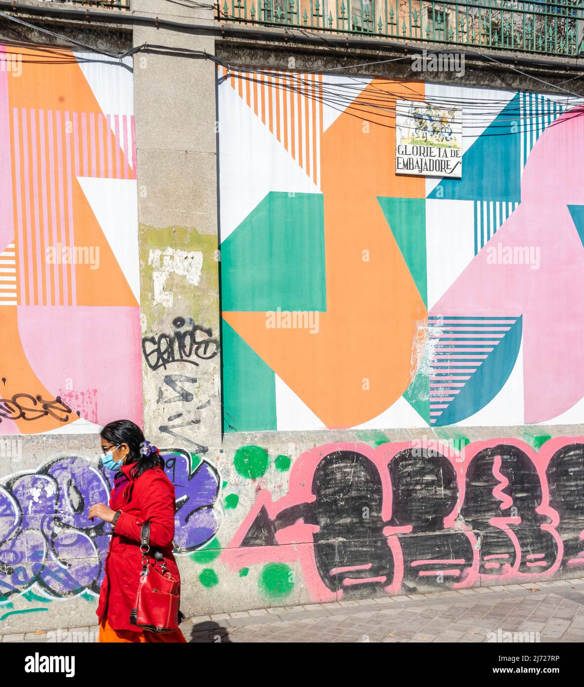 Le mur mural à Lavapiez, Madrid, présentant une œuvre murale abstraite de The Tone collective. Thème Muros Tabacalera 2019 - chance Banque D'Images