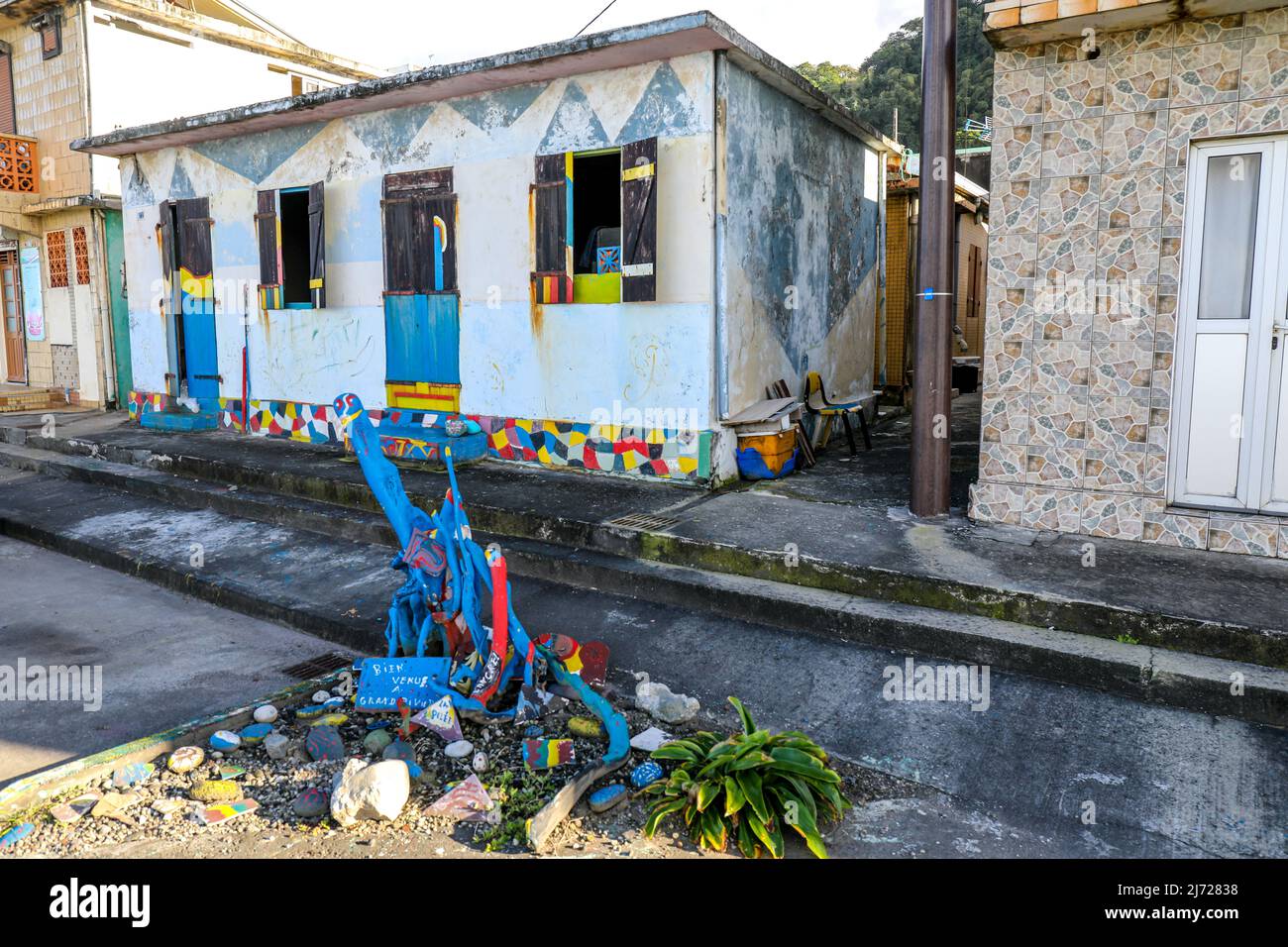 Petite maison colorée à Grand-Rivière, Martinique, Antilles Françaises Banque D'Images