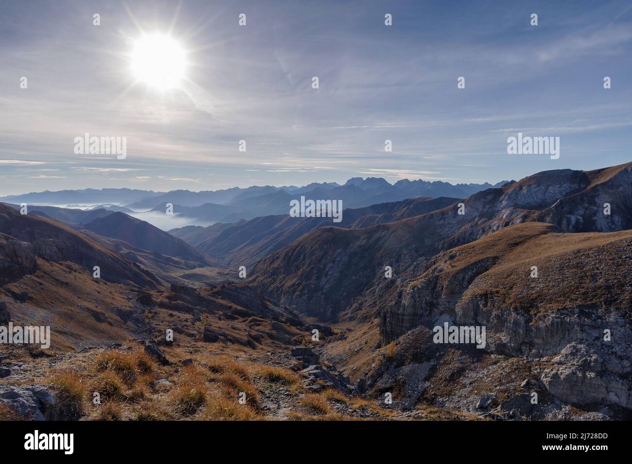 Vallée de Stura di Demonte, vue au-dessus du col de la rivière Fauniera, chaîne de montagnes des Alpes cottiennes, région du Piémont, Italie Banque D'Images