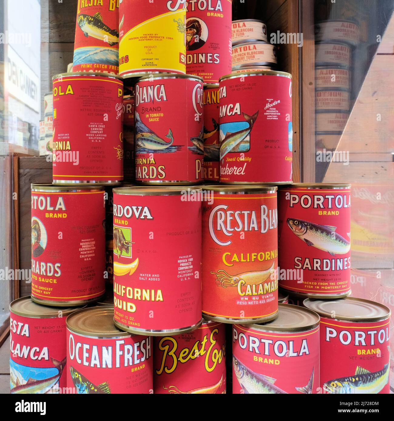 Boîtes de conserve de fruits de mer de marque Portola, Cresta Blanca emballées et transformées par la société Hovden à Monterey, Californie, États-Unis ; calmars, maquereau, calamars. Banque D'Images