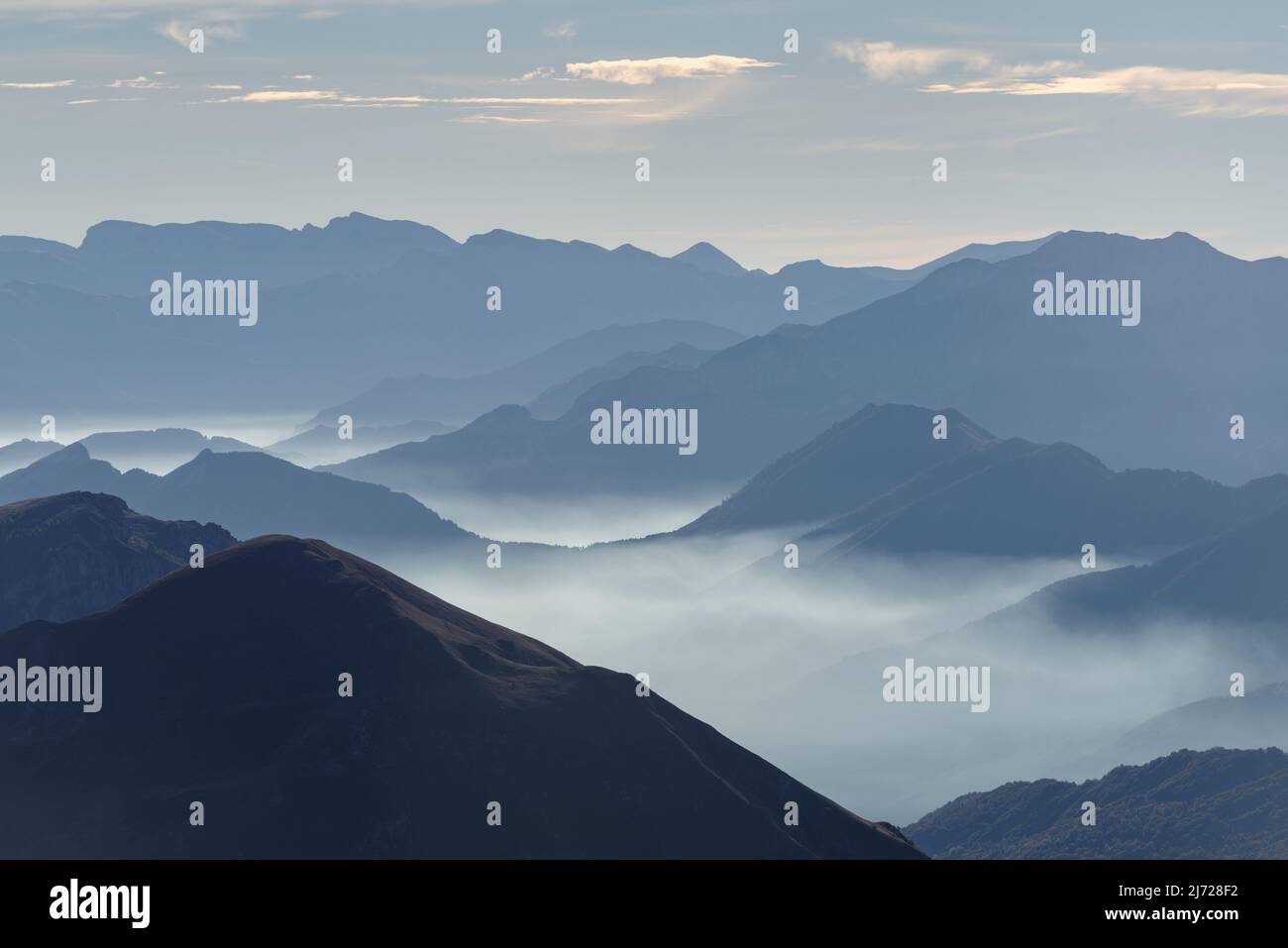 Vallée de Stura di Demonte, vue au-dessus du col de la rivière Fauniera, chaîne de montagnes des Alpes cottiennes, région du Piémont, Italie Banque D'Images