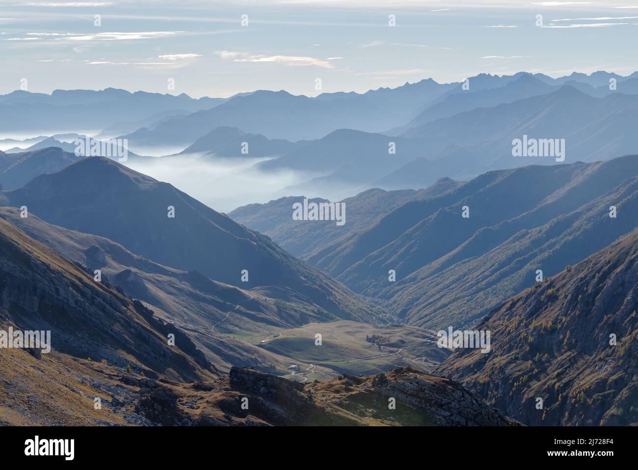 Vallée de Stura di Demonte, vue au-dessus du col de la rivière Fauniera, chaîne de montagnes des Alpes cottiennes, région du Piémont, Italie Banque D'Images