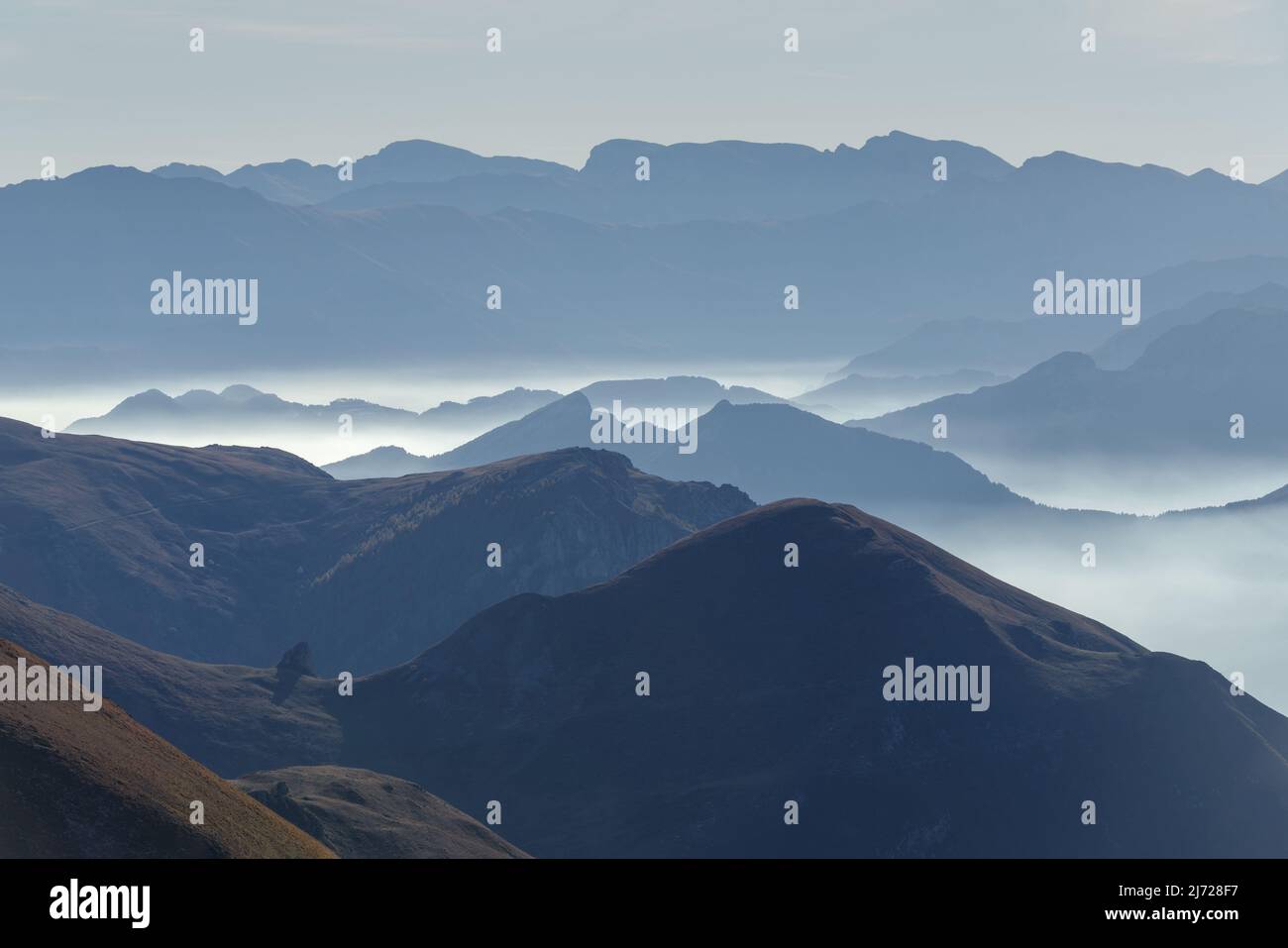 Vallée de Stura di Demonte, vue au-dessus du col de la rivière Fauniera, chaîne de montagnes des Alpes cottiennes, région du Piémont, Italie Banque D'Images